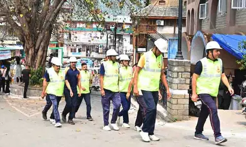 बम की धमकी के बाद Mandi DC कार्यालय भवन खाली कराया गया बम की धमकी के बाद Mandi DC कार्यालय भवन खाली कराया गया