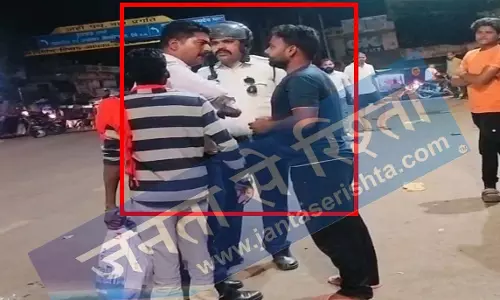 रायपुर में ट्रैफिक पुलिस कर्मियों की दबंगई, युवक से गाली-गलौज का वीडियो वायरल रायपुर में ट्रैफिक पुलिस कर्मियों की दबंगई, युवक से गाली-गलौज का वीडियो वायरल