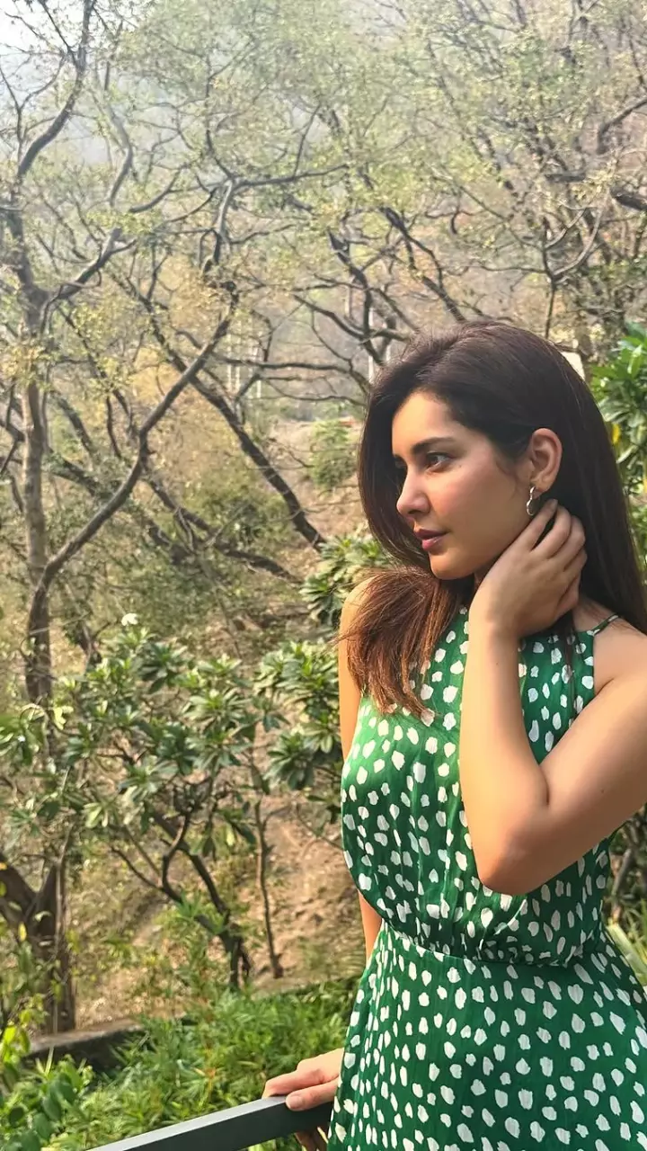 राशि खन्ना का खूबसूरत लुक वायरल