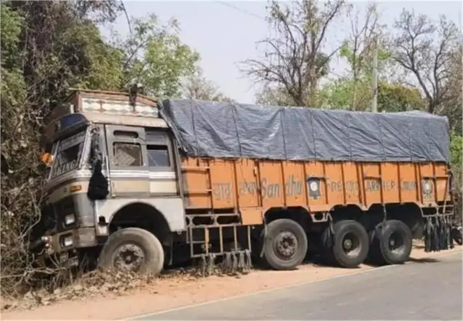 MP News: रफ्तार ने ली ASI की जान, ट्रक ने बाइक को बुरी तरह मारी टक्कर MP News: रफ्तार ने ली ASI की जान, ट्रक ने बाइक को बुरी तरह मारी टक्कर