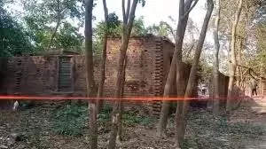 पश्चिम बंगाल: खाली घर में पहुंचे बच्चे, गेंद समझ उठा लिया बम, फिर जो हुआ पश्चिम बंगाल: खाली घर में पहुंचे बच्चे, गेंद समझ उठा लिया बम, फिर जो हुआ