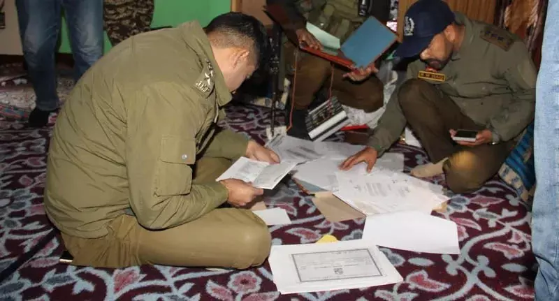 साइबर पुलिस ने श्रीनगर, गंदेरबल में कई स्थानों पर छापेमारी की साइबर पुलिस ने श्रीनगर, गंदेरबल में कई स्थानों पर छापेमारी की