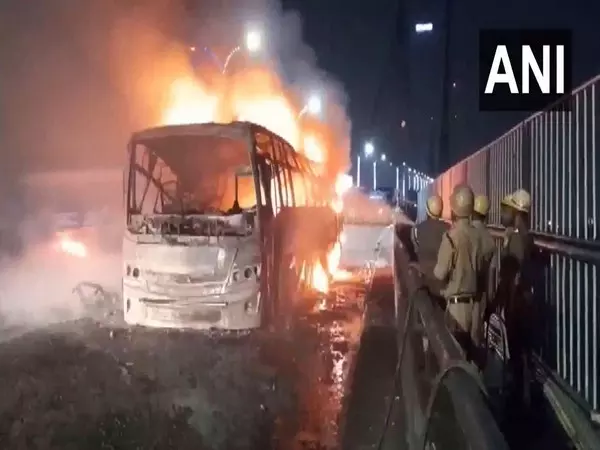 Howrah में विद्यासागर सेतु पर बस में आग लग गई, कोई हताहत नहीं Howrah में विद्यासागर सेतु पर बस में आग लग गई, कोई हताहत नहीं