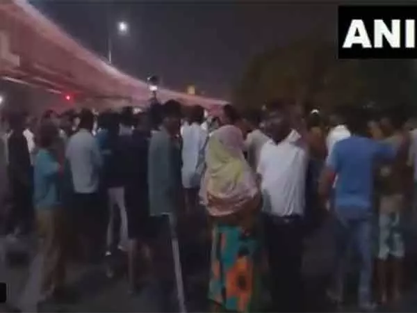 Delhi : 17 वर्षीय युवक की चाकू घोंपकर हत्या Delhi : 17 वर्षीय युवक की चाकू घोंपकर हत्या