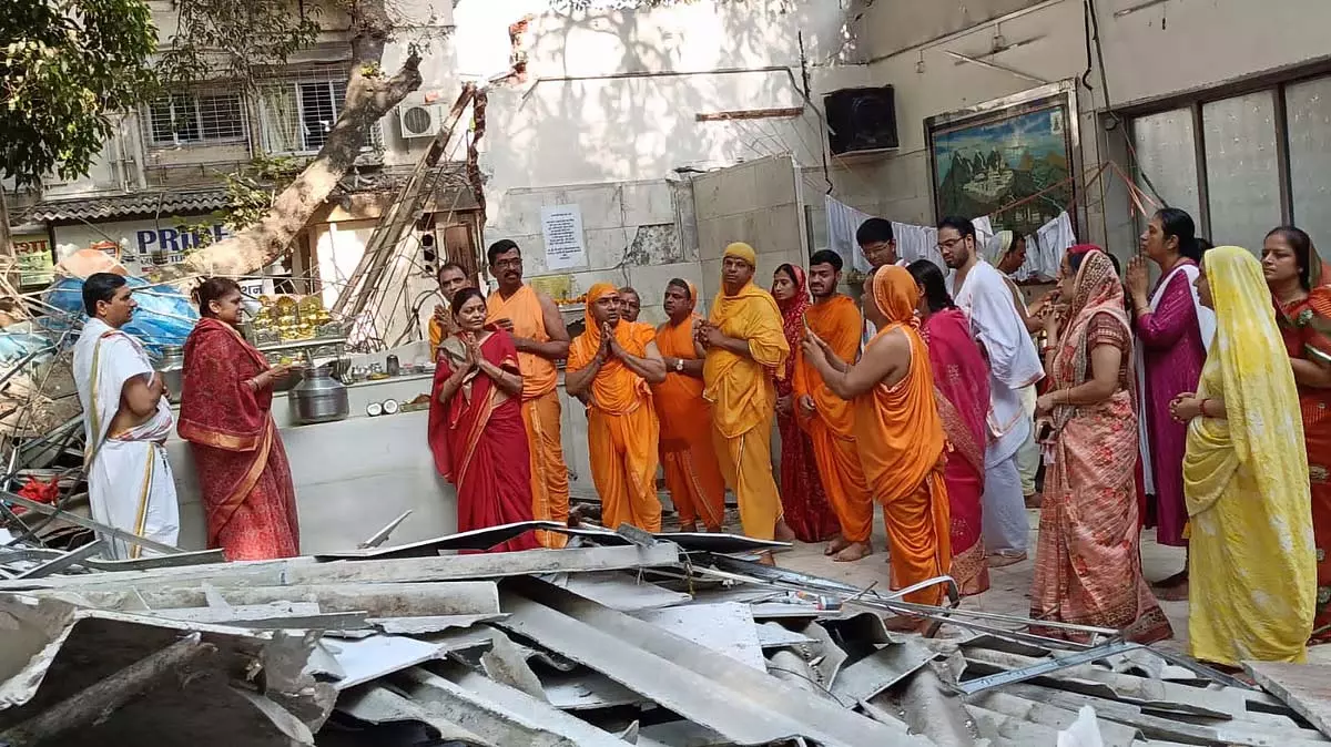 Mumbai : जैन समुदाय ने 90 साल पुराने विले पार्ले मंदिर को बीएमसी द्वारा गिराए जाने का विरोध किया Mumbai : जैन समुदाय ने 90 साल पुराने विले पार्ले मंदिर को बीएमसी द्वारा गिराए जाने का विरोध किया