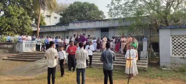 Odisha : गुड फ्राइडे पर गोपालपुर में ईसाइयों की विशेष प्रार्थना Odisha : गुड फ्राइडे पर गोपालपुर में ईसाइयों की विशेष प्रार्थना