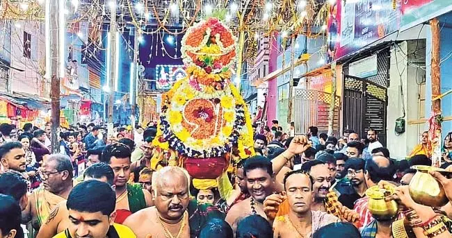 Odisha: पेद्दमथली ने तीन सड़कों पर व्यवस्थित तीन रथों का अनावरण किया Odisha: पेद्दमथली ने तीन सड़कों पर व्यवस्थित तीन रथों का अनावरण किया