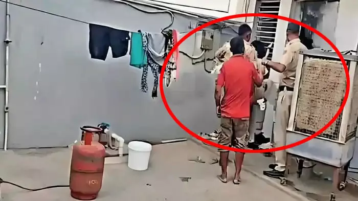 शाबाश पुलिस: जिंदगी खत्म कर रही लड़की को बचाया...LIVE वीडियो शाबाश पुलिस: जिंदगी खत्म कर रही लड़की को बचाया...LIVE वीडियो