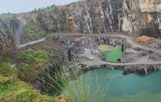 खुले गड्ढे वाले खनन के लिए बोरवेल सूख गए खुले गड्ढे वाले खनन के लिए बोरवेल सूख गए