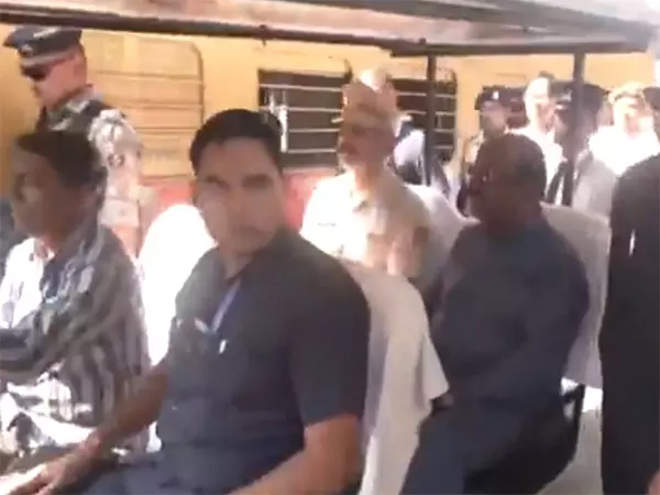 पश्चिम बंगाल के राज्यपाल बोस हिंसा प्रभावित Malda, मुर्शिदाबाद के लिए रवाना हुए पश्चिम बंगाल के राज्यपाल बोस हिंसा प्रभावित Malda, मुर्शिदाबाद के लिए रवाना हुए
