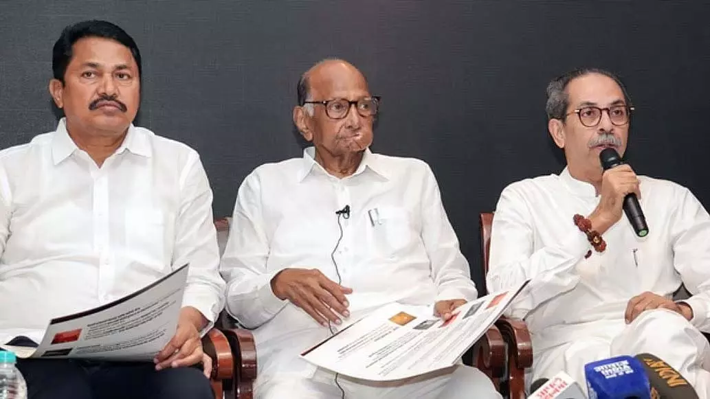 स्कूलों में हिंदी अनिवार्य करने के कदम पर विपक्ष ने महाराष्ट्र सरकार की आलोचना की स्कूलों में हिंदी अनिवार्य करने के कदम पर विपक्ष ने महाराष्ट्र सरकार की आलोचना की