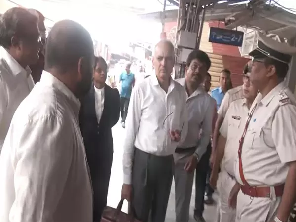 हिंसा प्रभावित इलाकों का दौरा करने के लिए NHRC की टीम मालदा पहुंची हिंसा प्रभावित इलाकों का दौरा करने के लिए NHRC की टीम मालदा पहुंची