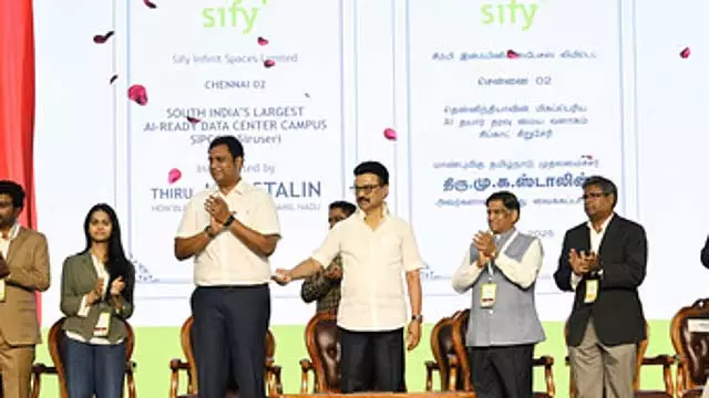 सिरुसेरी में 1,882 करोड़ रुपये की लागत से बने नए डेटा सेंटर का CM ने किया उद्घाटन सिरुसेरी में 1,882 करोड़ रुपये की लागत से बने नए डेटा सेंटर का CM ने किया उद्घाटन