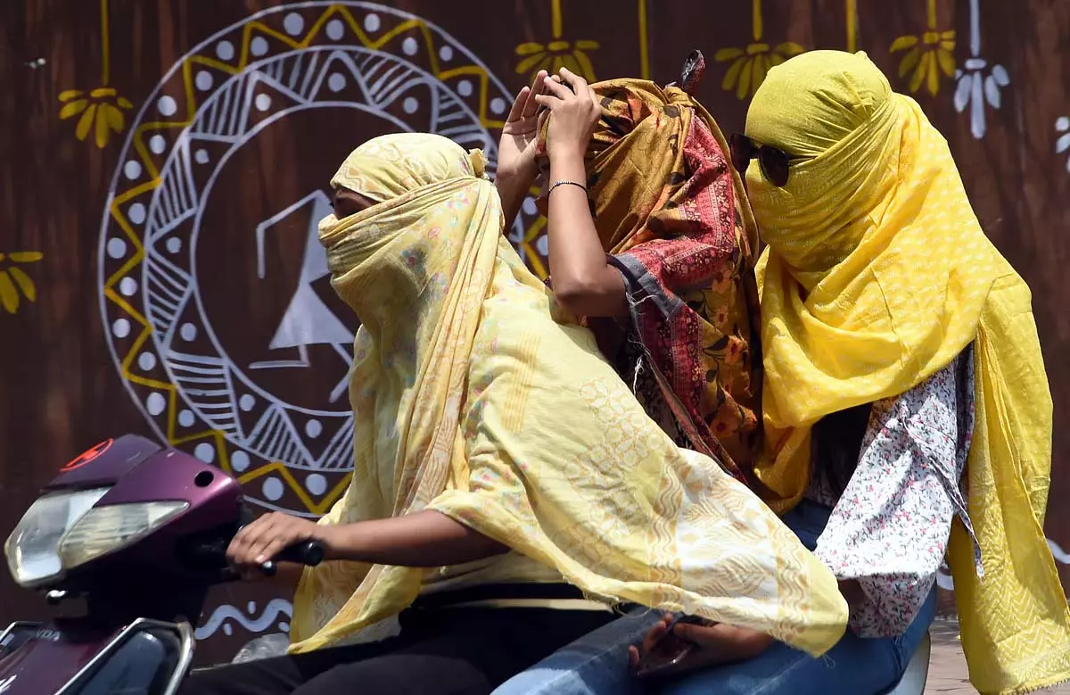 मध्य प्रदेश : 12 जिलों में भीषण गर्मी मध्य प्रदेश : 12 जिलों में भीषण गर्मी