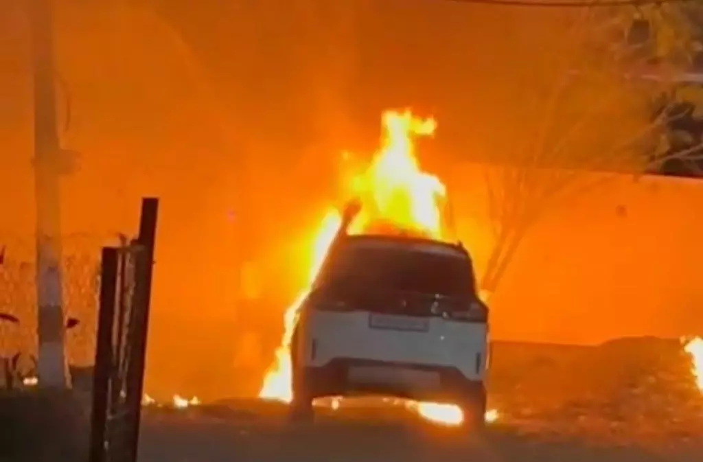 MP News: खड़ी कार अचानक बनी आग का गोला, जलकर राख MP News: खड़ी कार अचानक बनी आग का गोला, जलकर राख