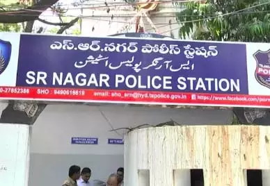 SR नगर में बेदखली विवाद के बीच दंत चिकित्सक के क्लिनिक में तोड़फोड़ SR नगर में बेदखली विवाद के बीच दंत चिकित्सक के क्लिनिक में तोड़फोड़