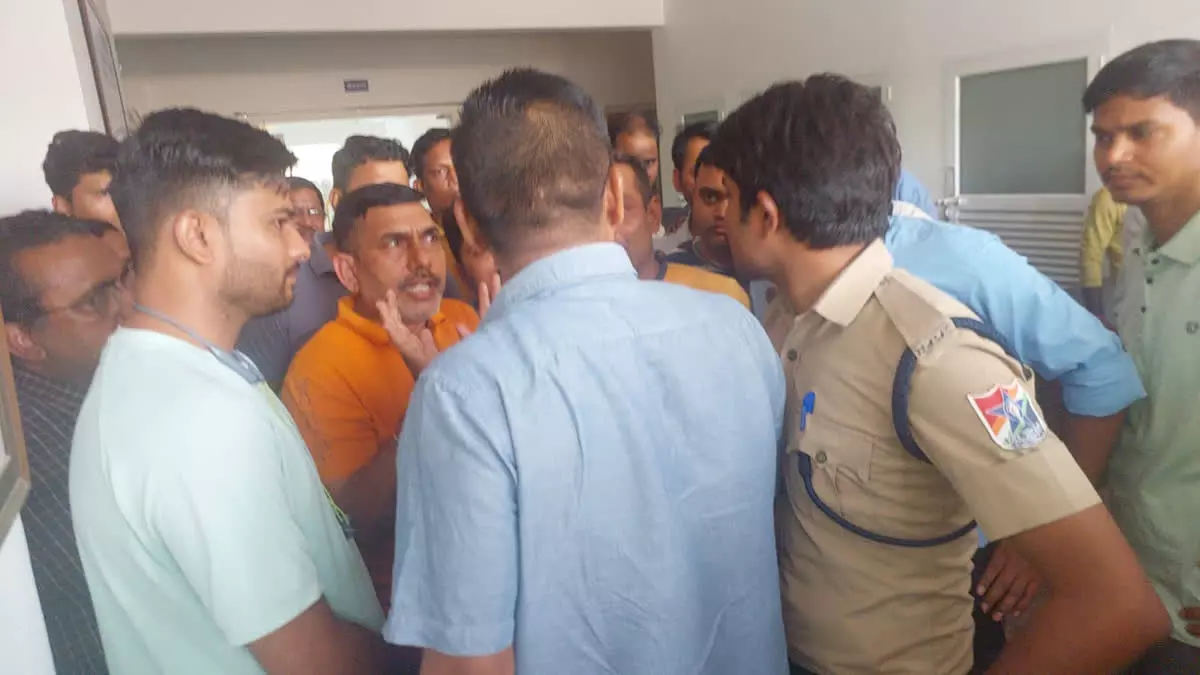 Lucknow: स्टेशन पर मारपीट से अफरातफरी, कैंटीन ठेकेदार और पायलट में झगड़ा Lucknow: स्टेशन पर मारपीट से अफरातफरी, कैंटीन ठेकेदार और पायलट में झगड़ा