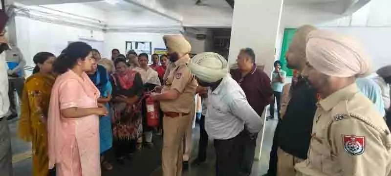 Fatehgarh Sahib जिला प्रशासनिक परिसर के कर्मचारियों को अग्नि सुरक्षा प्रशिक्षण दिया Fatehgarh Sahib जिला प्रशासनिक परिसर के कर्मचारियों को अग्नि सुरक्षा प्रशिक्षण दिया