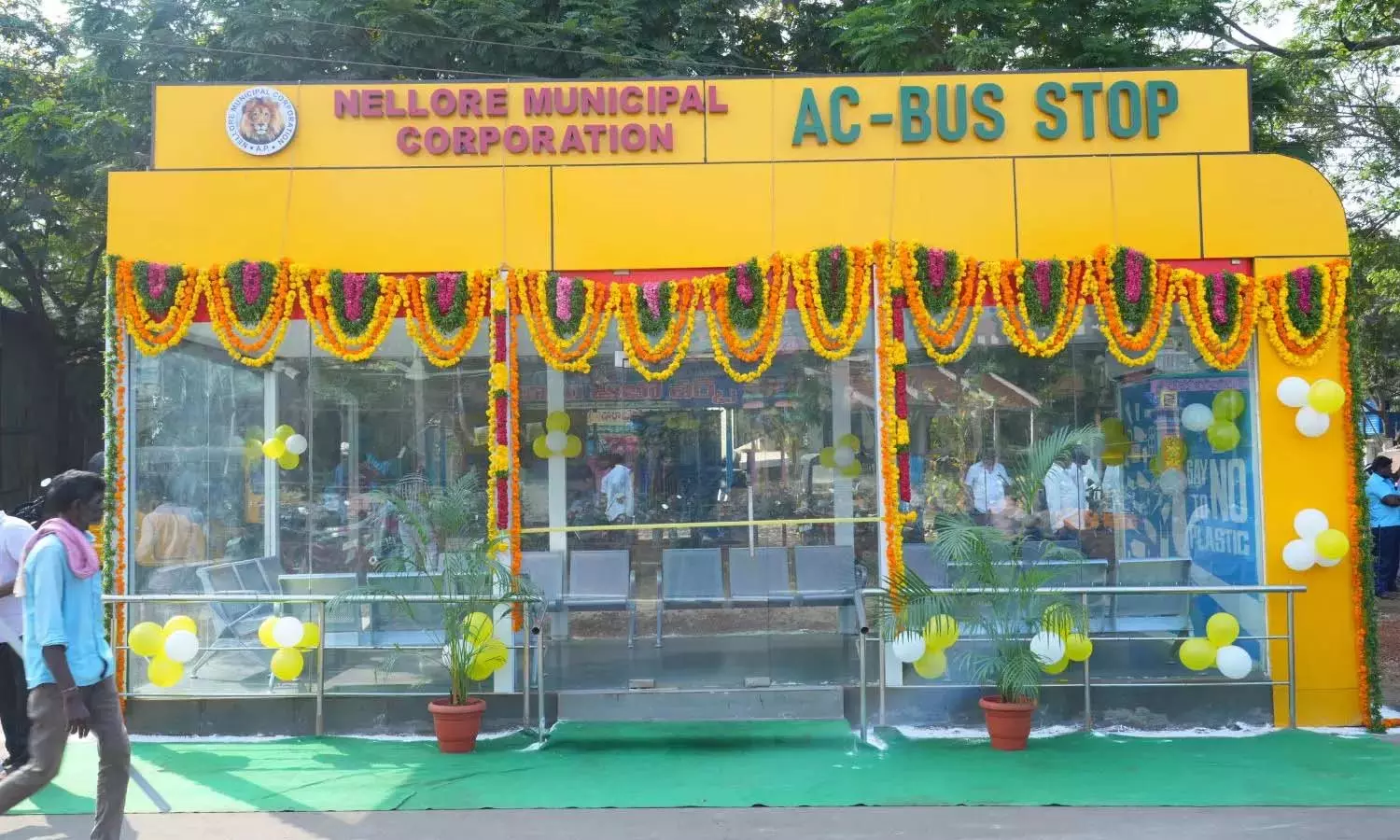नेल्लोर के ग्रामीण इलाकों में भीषण गर्मी से राहत दिला रहे हैं AC बस शेल्टर नेल्लोर के ग्रामीण इलाकों में भीषण गर्मी से राहत दिला रहे हैं AC बस शेल्टर