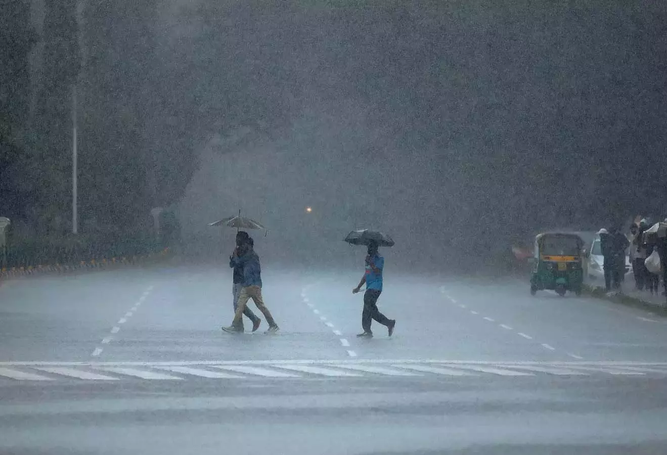 Andhra के कई इलाकों में आंधी-तूफान का पूर्वानुमान Andhra के कई इलाकों में आंधी-तूफान का पूर्वानुमान