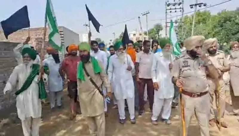 किसानों ने Punjab विधानसभा अध्यक्ष कुलतार सिंह संधवान से की धक्का-मुक्की किसानों ने Punjab विधानसभा अध्यक्ष कुलतार सिंह संधवान से की धक्का-मुक्की