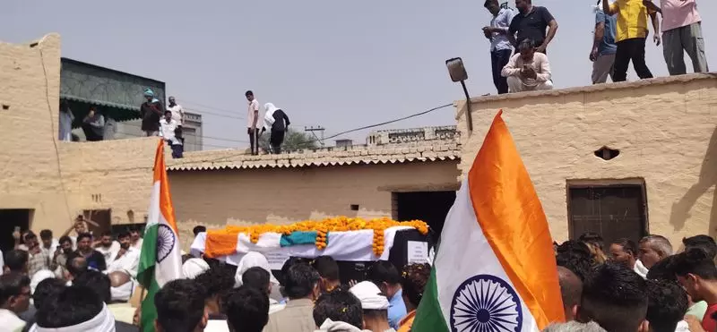 Hisar गांव में वायुसेना के जवान का सैन्य सम्मान के साथ अंतिम संस्कार किया गया Hisar गांव में वायुसेना के जवान का सैन्य सम्मान के साथ अंतिम संस्कार किया गया