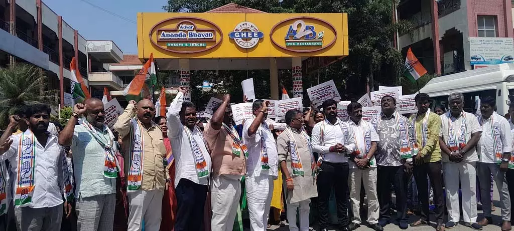 Karnataka: ट्रक में आग लगी, चालक बच निकला Karnataka: ट्रक में आग लगी, चालक बच निकला