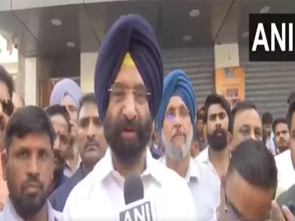 Delhi मंत्री मनजिंदर सिरसा ने राजौरी गार्डन का दौरा किया Delhi मंत्री मनजिंदर सिरसा ने राजौरी गार्डन का दौरा किया