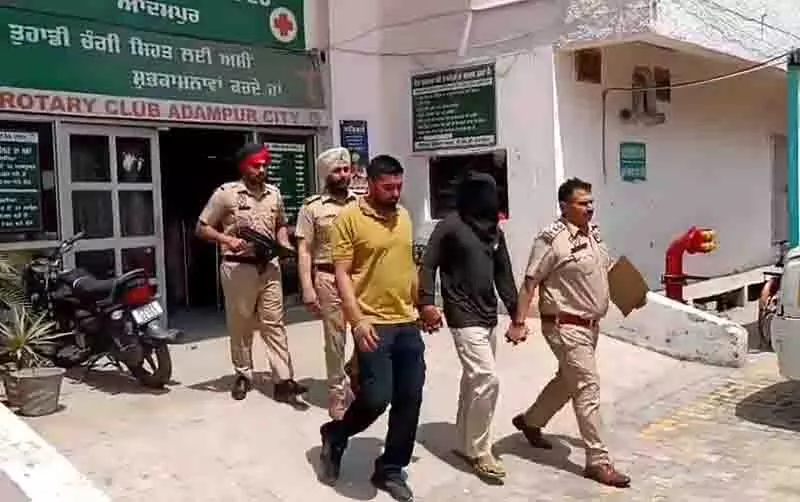 YouTuber ग्रेनेड हमले मामले में गिरफ्तार जवान के परिजन सदमे में, निष्पक्ष जांच की मांग YouTuber ग्रेनेड हमले मामले में गिरफ्तार जवान के परिजन सदमे में, निष्पक्ष जांच की मांग