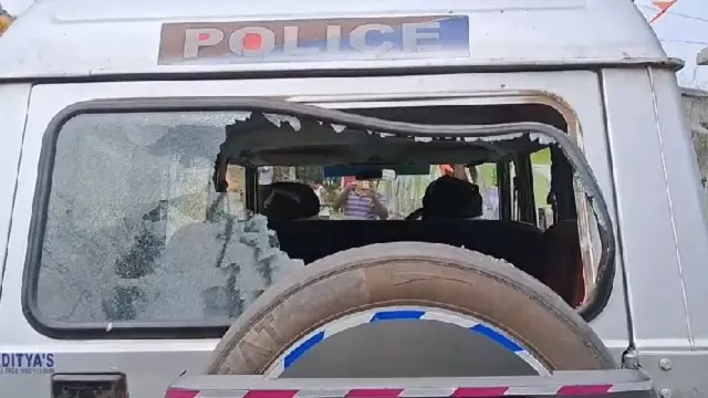 Bhadrak में अज्ञात बदमाशों ने पुलिस वाहन का शीशा तोड़ा Bhadrak में अज्ञात बदमाशों ने पुलिस वाहन का शीशा तोड़ा