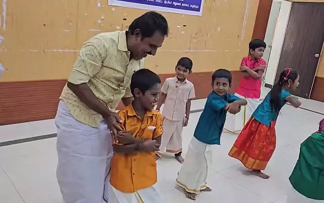 कांचीपुरम MLA ने दिव्यांगों के स्कूल के वार्षिक समारोह में नृत्य किया कांचीपुरम MLA ने दिव्यांगों के स्कूल के वार्षिक समारोह में नृत्य किया