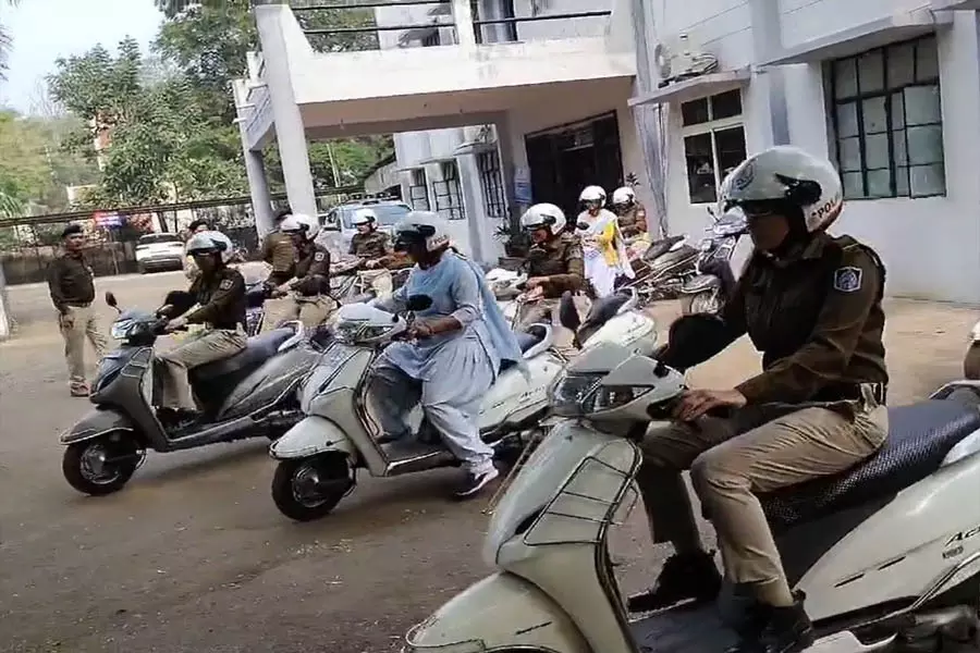 एसपी ने पुलिसकर्मियों के लिए हेलमेट और डिहाइड्रेशन बैंक का किया उद्घाटन एसपी ने पुलिसकर्मियों के लिए हेलमेट और डिहाइड्रेशन बैंक का किया उद्घाटन