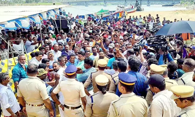 मछुआरों की रक्षा; स्टंप को काटने से काम नहीं चला मछुआरों की रक्षा; स्टंप को काटने से काम नहीं चला