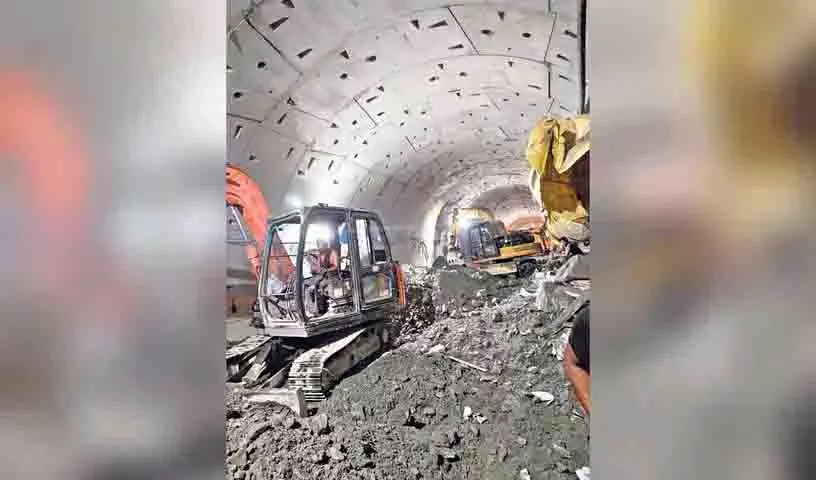 SLBC सुरंग दुर्घटना, बचाव अभियान का ध्यान शव खोजी कुत्तों द्वारा पहचाने गए स्थानों पर केंद्रित SLBC सुरंग दुर्घटना, बचाव अभियान का ध्यान शव खोजी कुत्तों द्वारा पहचाने गए स्थानों पर केंद्रित