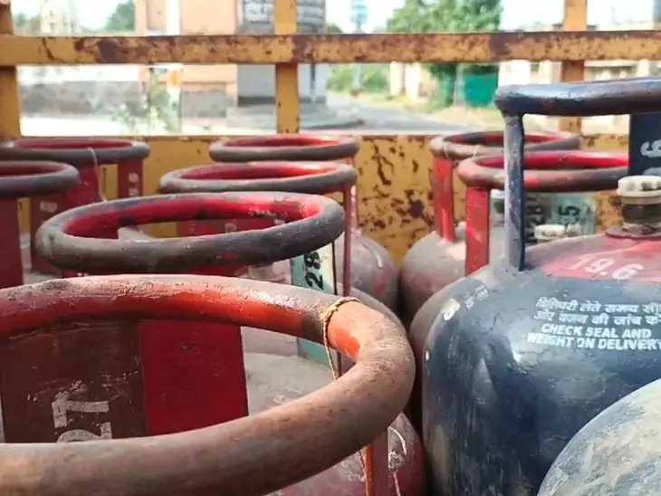 Bareilly: गैस सिलेंडर की कालाबाजारी में 82 सिलेंडर जब्त, आरोपियों की तलाश जारी Bareilly: गैस सिलेंडर की कालाबाजारी में 82 सिलेंडर जब्त, आरोपियों की तलाश जारी