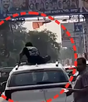 कार के ऊपर बैठकर किया धूम्रपान, रायपुर में युवक गिरफ्तार कार के ऊपर बैठकर किया धूम्रपान, रायपुर में युवक गिरफ्तार