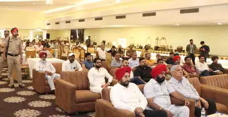 Police ने विक्टोरिया गार्डन में नशा विरोधी अभियान में जनता को शामिल किया Police ने विक्टोरिया गार्डन में नशा विरोधी अभियान में जनता को शामिल किया