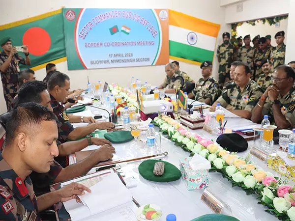 भारत-बांग्लादेश सीमा सुरक्षा को मजबूत करने के लिए BSF, BGB ने सेक्टर कमांडर स्तर की बैठक की भारत-बांग्लादेश सीमा सुरक्षा को मजबूत करने के लिए BSF, BGB ने सेक्टर कमांडर स्तर की बैठक की