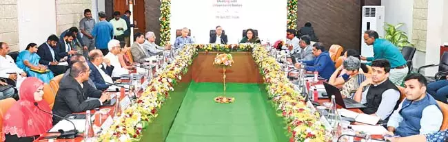 उद्योगपतियों ने 16वें वित्त आयोग के अध्यक्ष अरविंद पनगढ़िया से सिफारिश करने का आग्रह किया उद्योगपतियों ने 16वें वित्त आयोग के अध्यक्ष अरविंद पनगढ़िया से सिफारिश करने का आग्रह किया