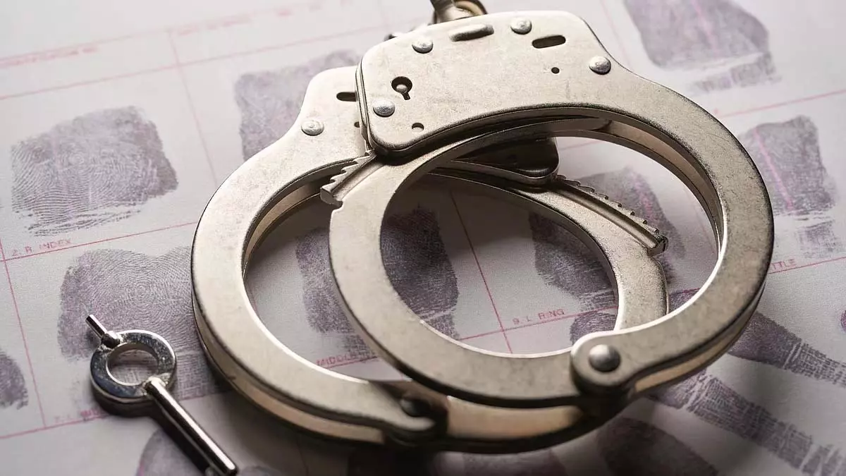 Thane : पुलिस ने 30 लाख की लूट के आरोप में केरल से पांच लोगों को गिरफ्तार किया Thane : पुलिस ने 30 लाख की लूट के आरोप में केरल से पांच लोगों को गिरफ्तार किया