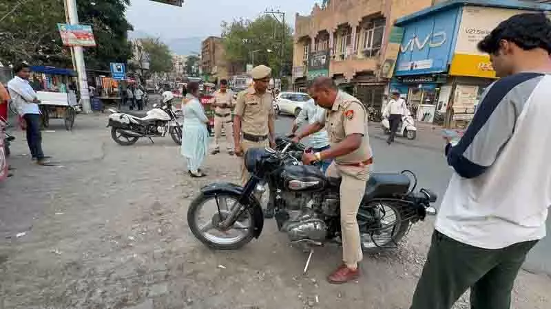 Panchkula में मॉडिफाइड साइलेंसर का इस्तेमाल करने वाले बाइकर्स पर जुर्माना Panchkula में मॉडिफाइड साइलेंसर का इस्तेमाल करने वाले बाइकर्स पर जुर्माना