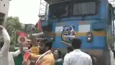 ED की चार्जशीट के खिलाफ युवा कांग्रेस के सदस्यों ने किया प्रदर्शन, रेल ट्रैक जाम किया, ट्रेनें रोकी ED की चार्जशीट के खिलाफ युवा कांग्रेस के सदस्यों ने किया प्रदर्शन, रेल ट्रैक जाम किया, ट्रेनें रोकी
