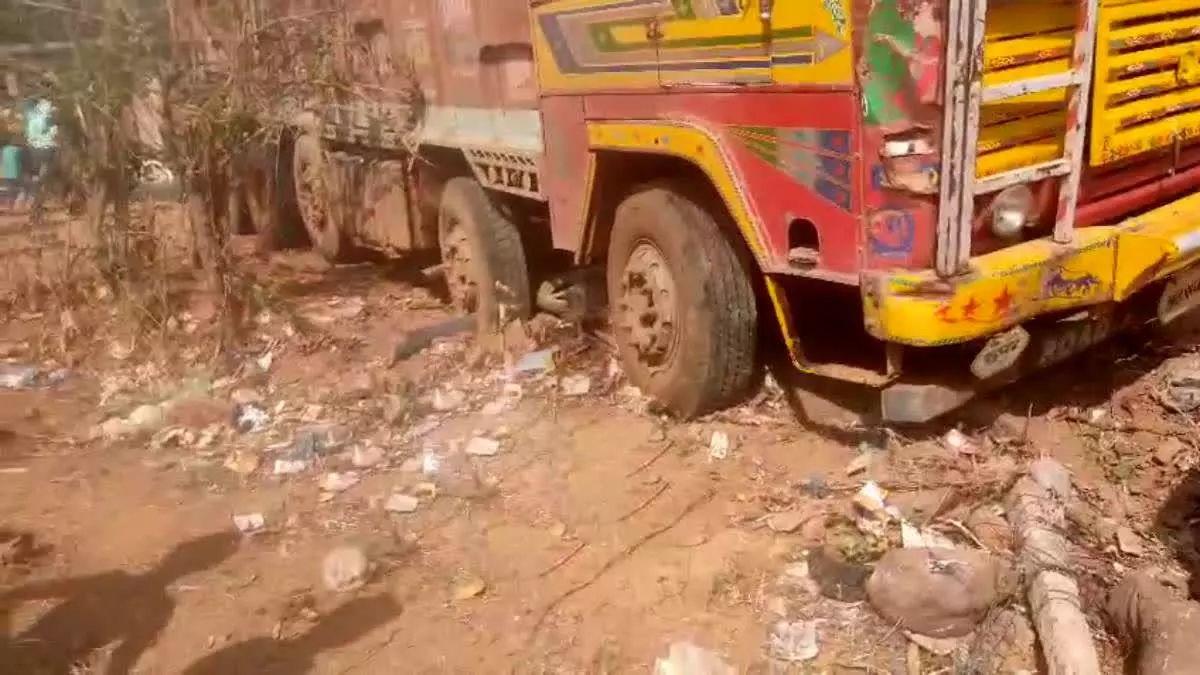 Chhatarpur: ट्रक की चपेट में आया बाइक सवार परिवार, तीन की मौत मां-बेटी घायल Chhatarpur: ट्रक की चपेट में आया बाइक सवार परिवार, तीन की मौत मां-बेटी घायल