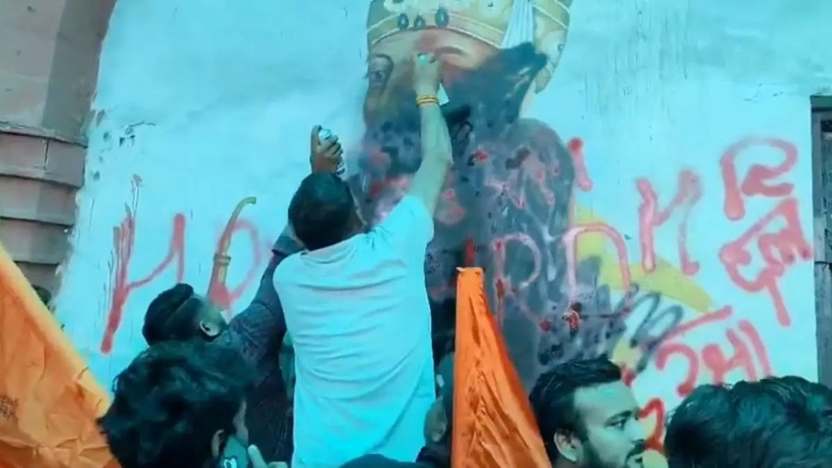 Ghaziabad: औरंगजेब की तस्वीर पर मचा बवाल, हिंदू रक्षा दल ने रेलवे स्टेशन पर जताया विरोध Ghaziabad: औरंगजेब की तस्वीर पर मचा बवाल, हिंदू रक्षा दल ने रेलवे स्टेशन पर जताया विरोध