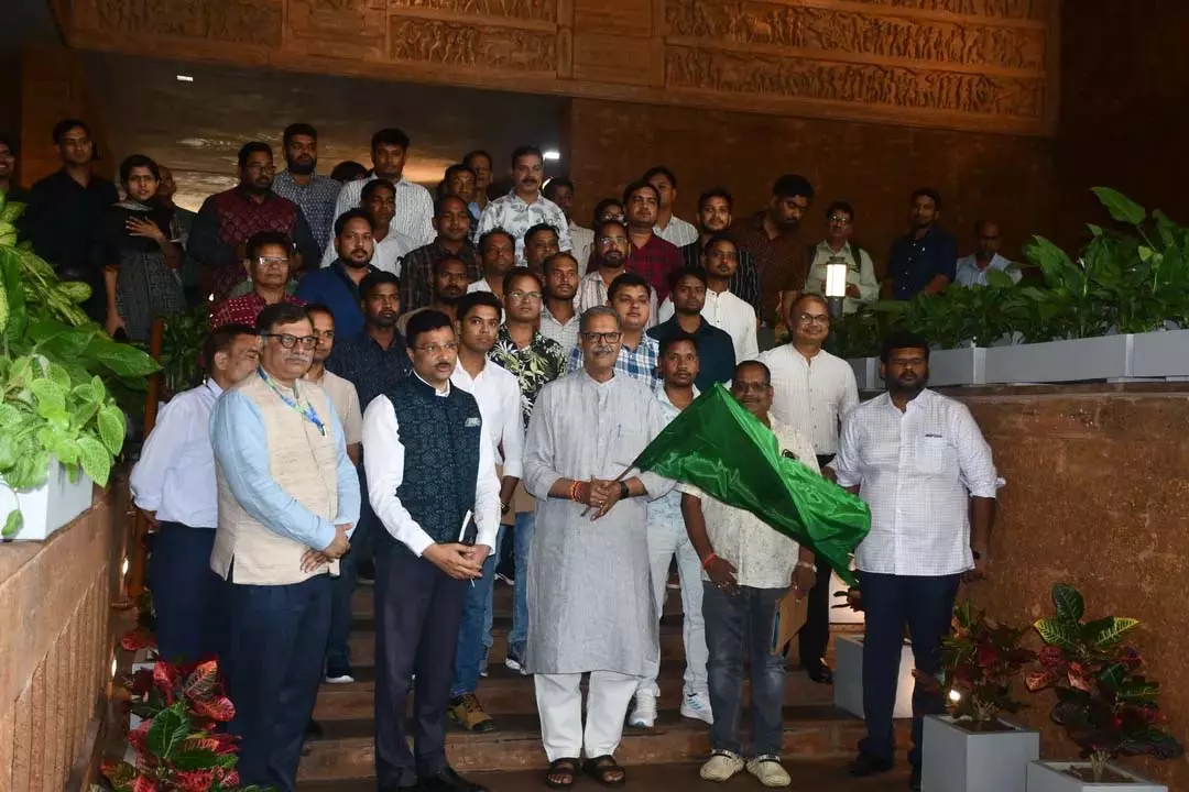 Odisha : जलवायु-अनुकूल कृषि का अध्ययन करने के लिए 14 किसानों को मलेशिया भेजा Odisha : जलवायु-अनुकूल कृषि का अध्ययन करने के लिए 14 किसानों को मलेशिया भेजा