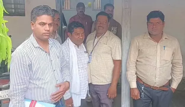 RI सस्पेंड, गिरफ्तारी के बाद विभाग ने लिया एक्शन RI सस्पेंड, गिरफ्तारी के बाद विभाग ने लिया एक्शन