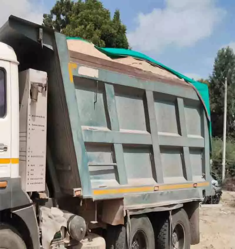 RTO ने ओवरलोड ट्रकों पर कार्रवाई की RTO ने ओवरलोड ट्रकों पर कार्रवाई की