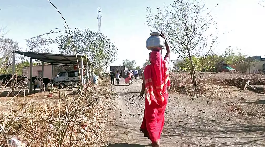 अवलखेड़ ग्राम पंचायत जल संकट से जूझ रही ; दूषित पानी के लिए ग्रामीण रोजाना 3 किमी पैदल चलते अवलखेड़ ग्राम पंचायत जल संकट से जूझ रही ; दूषित पानी के लिए ग्रामीण रोजाना 3 किमी पैदल चलते