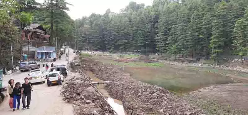 Himachal: डल झील सूख गई, पर्यटकों का उत्साह कम हुआ Himachal: डल झील सूख गई, पर्यटकों का उत्साह कम हुआ