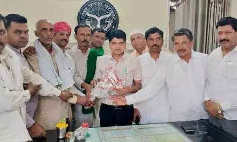 Shamli: 40 करोड़ के गन्ना भुगतान पर किसानों ने ADM को किया सम्मानित Shamli: 40 करोड़ के गन्ना भुगतान पर किसानों ने ADM को किया सम्मानित